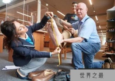 ​世界上脚最大的人 埃尔南德斯脚长达0.4米(身高2.2米)