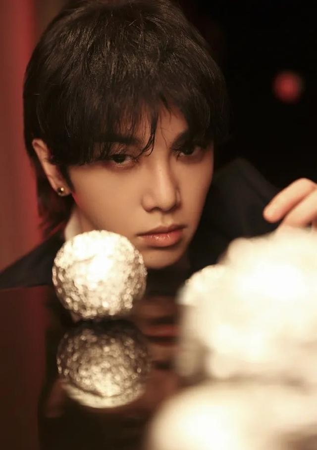 华晨宇整容前后照片(华晨宇从眼镜宅男到花样美男)