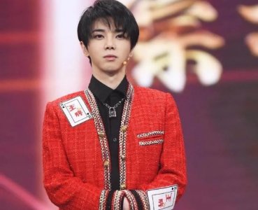 ​华晨宇整容前后照片（华晨宇从眼镜宅男到花样美男）