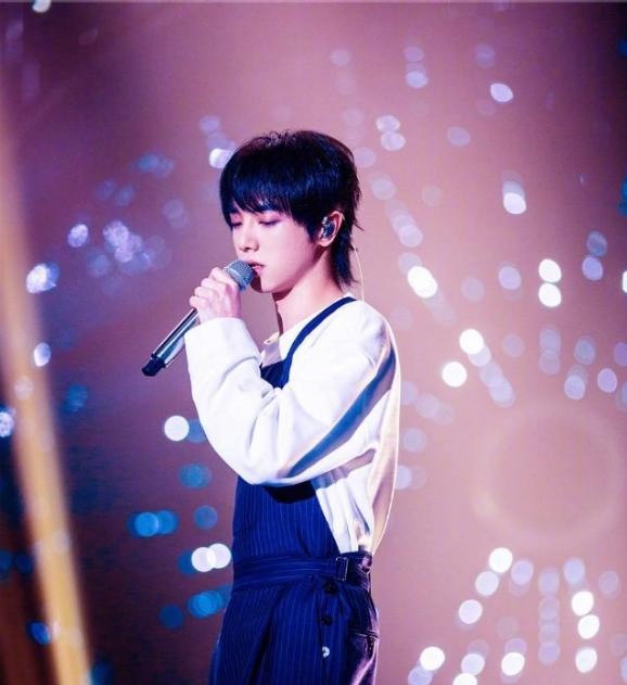 华晨宇整容前后照片(华晨宇从眼镜宅男到花样美男)