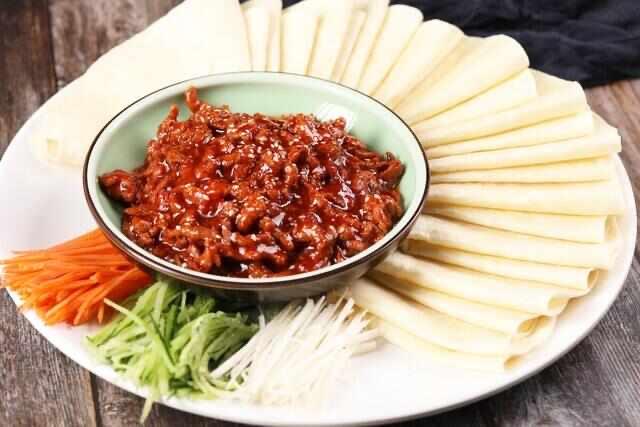 生活北京经典的十大特色美食:京酱肉丝上榜,驴打滚排第一位 3