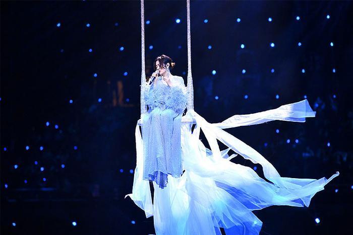 张靓颖新男友意外曝光,是和前夫结婚时的伴郎,网友:都是缘份!