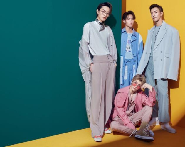 坤音四子现身直播,疑借机送2位新人出道,共同参加《以团之名》
