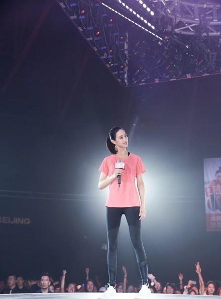 张钧甯有98斤?这么紧的裤子都能塞进去