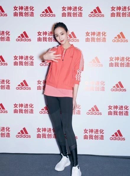 张钧甯有98斤?这么紧的裤子都能塞进去