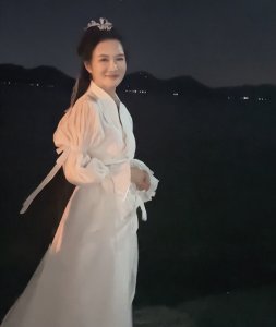 ​张纪中现任老婆个人简介（71岁张纪中与娇妻秀恩爱！十指紧握贴身依偎，送玫瑰