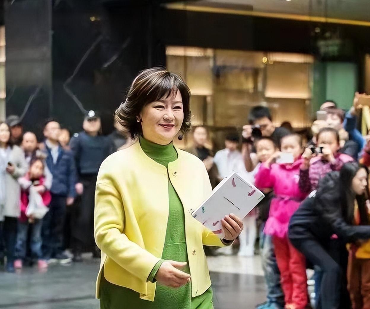 鞠萍的个人资料简介(鞠萍:离婚后独自带娃,二婚嫁给普通人杨硕,如今幸福吗?)