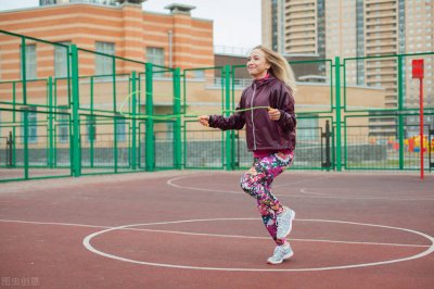 跳绳的好处(坚持跳绳的人,除了瘦下来外,还可以收获这些好处)