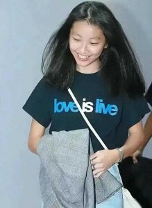 陈奕迅18岁女儿高清正面照罕见公开,散发成熟女人味,美得好特