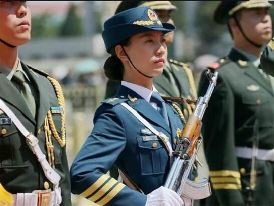 她是中国最委屈的仪仗队队长，阅兵前夕长高1.8厘米，被临时换下