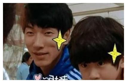 这是寇静的正面照，一身最朴素，看起来很有一种贤惠女性的滋味