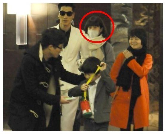 这是寇静的正面照，一身最朴素，看起来很有一种贤惠女性的滋味