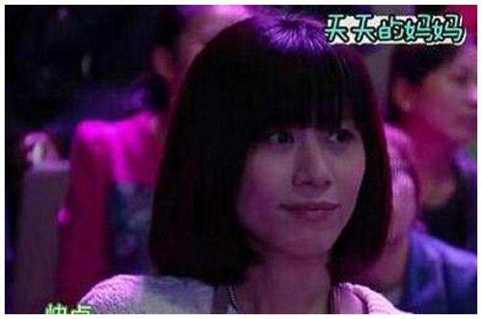 这是寇静的正面照，一身最朴素，看起来很有一种贤惠女性的滋味