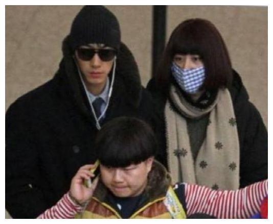 这是寇静的正面照，一身最朴素，看起来很有一种贤惠女性的滋味