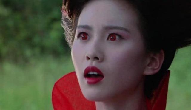 龙葵戴美瞳很美，雪飞霜戴美瞳也很美，最后看看她的灰瞳