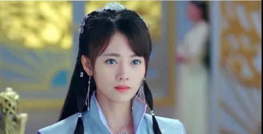 龙葵戴美瞳很美，雪飞霜戴美瞳也很美，最后看看她的灰瞳