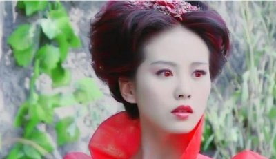 ​龙葵戴美瞳很美，雪飞霜戴美瞳也很美，最后看看她的灰瞳