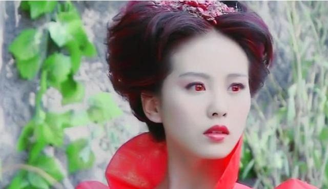 龙葵戴美瞳很美，雪飞霜戴美瞳也很美，最后看看她的灰瞳