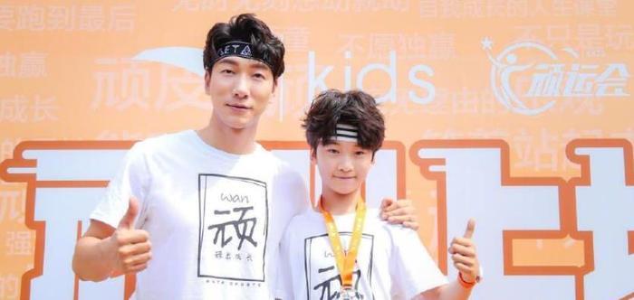 12岁天天身高已过170,完美继承张亮长腿基因,如今更是帅成漫画