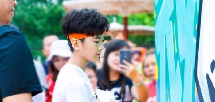 12岁天天身高已过170,完美继承张亮长腿基因,如今更是帅成漫画