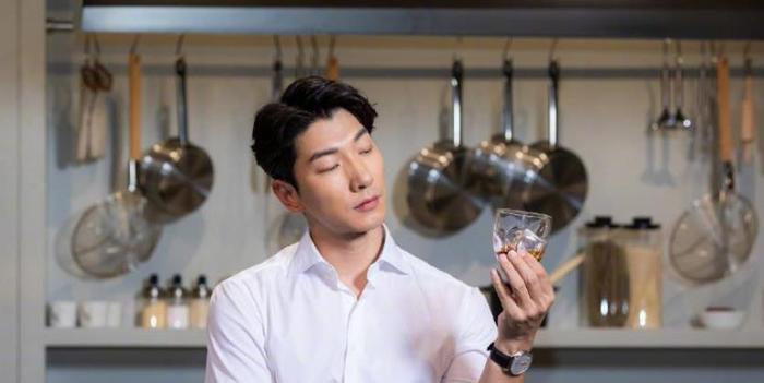 12岁天天身高已过170,完美继承张亮长腿基因,如今更是帅成漫画