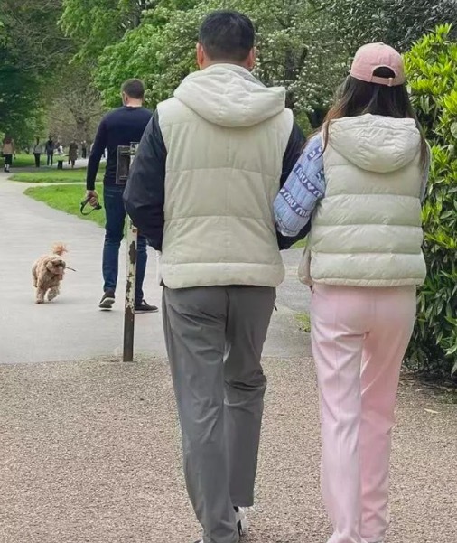 章泽天疑怀三胎 晒自拍照配文“三倍爱”!