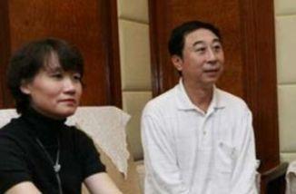 50岁冯巩妻子艾慧美照曝光，为夫甘愿吃苦在家，两人相识最缘分