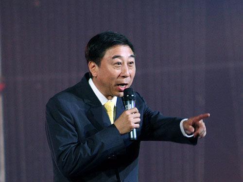 50岁冯巩妻子艾慧美照曝光，为夫甘愿吃苦在家，两人相识最缘分