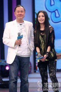 阿娇干爹是谁 阿娇与干爹亲密合照大盘点