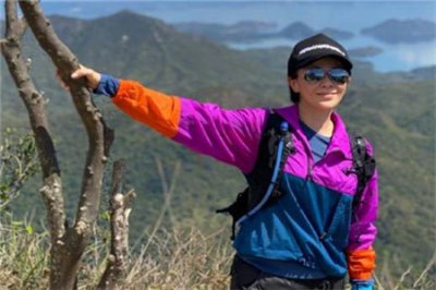 刘嘉玲晒素颜登山照 社交软件更新动态身材气色都好