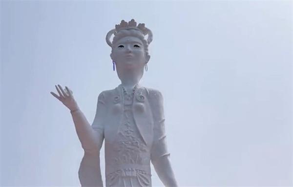 生活河南一村半景区雕塑被指外形奇怪 1