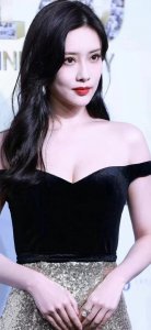 “北影校花”孟子义红毯写真,低胸长裙显得妩媚大气