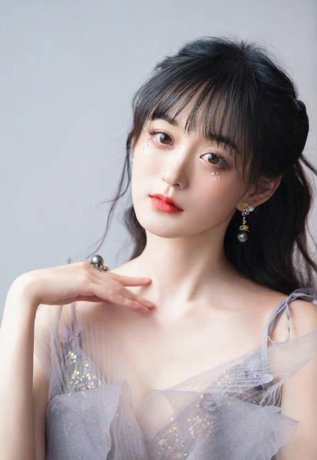 何泓姗34岁生日(34岁何泓姗疑似恋情曝光)(8)