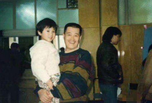 他是赵本山最宠徒弟, 同时与八个女粉丝交往, 结果毁掉自己的事业