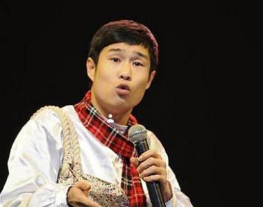 他是赵本山最宠徒弟, 同时与八个女粉丝交往, 结果毁掉自己的事业