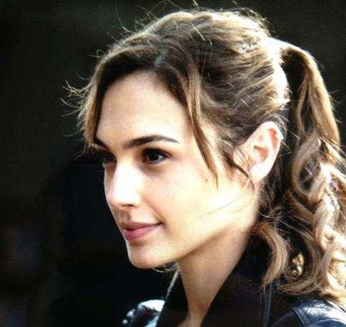 盖尔·加朵颜值最高的女侠，穿衣搭配也不含糊！简约性感是杀手锏