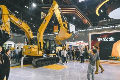 ​沈梓捷携“神秘伙伴”亮相国际工程机械展 “最佳实干家”实至名归