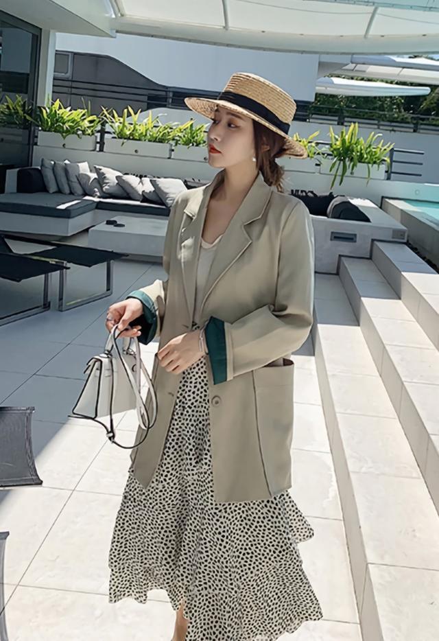 最近火的一种“果冻鞋”，从远处看像是只穿了“鞋底”，潮翻了！