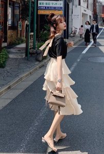 ​最近火的一种“果冻鞋”，从远处看像是只穿了“鞋底”，潮翻了！