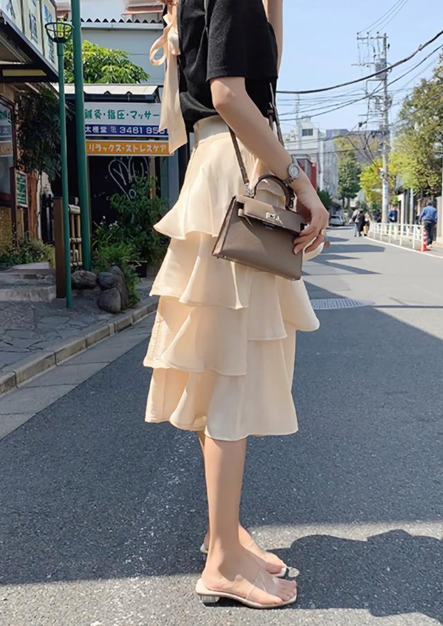 最近火的一种“果冻鞋”，从远处看像是只穿了“鞋底”，潮翻了！