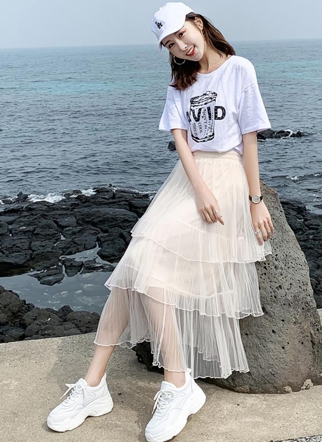 最近火的一种“果冻鞋”，从远处看像是只穿了“鞋底”，潮翻了！