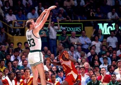 ​拉里伯德生涯最重要的荣耀是3年MVP，历史上仅有他能够做到