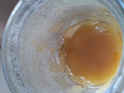 蜂蜜要放冰箱吗夏天(夏天蜂蜜放在冰箱还是外面?蜂蜜如何保存最好?)