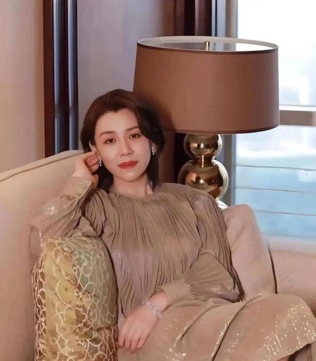 她本是豪门阔太 被导演喊来临时救场 却意外走红