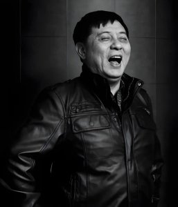 直播下跪,卖掉所有房产,71岁他拍出9.3分作品