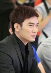 55岁焦恩俊近况曝光:长发披肩身材壮硕的演员,因三年无戏可拍而沉溺于摄影