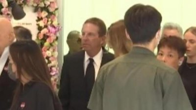 李玟丈夫 Bruce 与女儿乘车抵达灵堂 韩红萧亚轩现身悼念