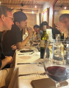 易烊千玺法国晚宴路透照 少年感满满的!