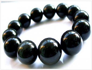 缺水的人佩戴什么饰品最好(缺水的人要佩戴什么)