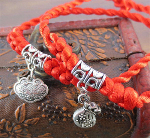 脚上绑红绳有什么说法(脚腕戴红绳有讲究吗)